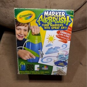 Crayola MarkerNIB  Airbrush Spray Kit - Blue & Green Never used